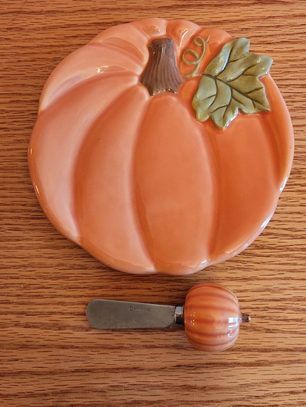 Hallmark Ceramic Pumpkin Cheese Plate with Pumpkin-Handle Spreader